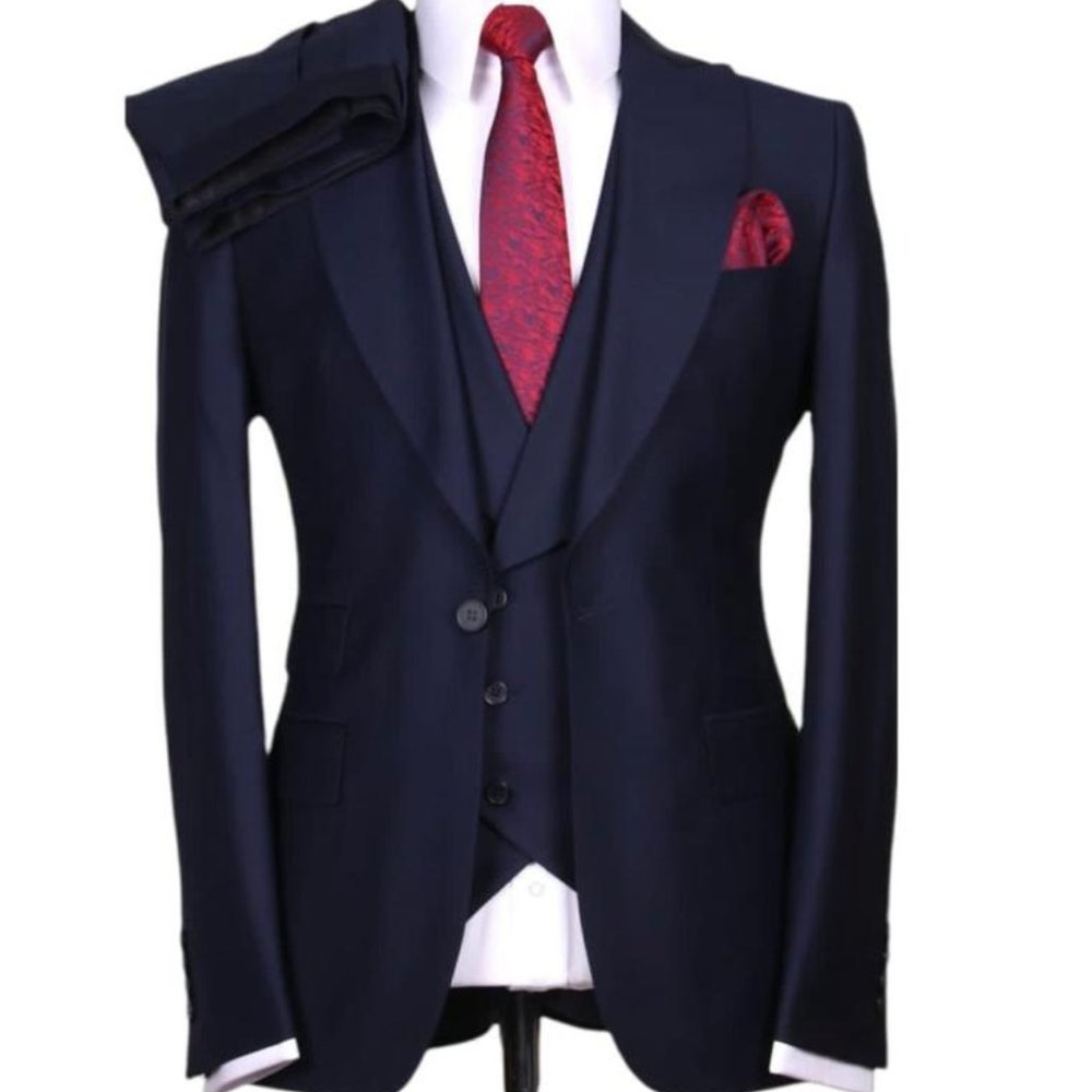 Men's navy blue peak lapel 3pcs suit.